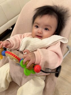 川崎希、バウンサーにつけたおもちゃで遊ぶ次女の姿を公開「家族みんなメロメロ」