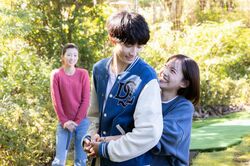 女優・牧野莉佳が年下男子に不意打ちハグ！大胆アピール『私の年下王子さま』第2話