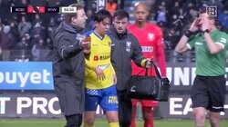 衝撃アクシデント！ U-23日本代表MFが相手選手と“予期せぬ”激突「お互いが見ていなかった」スタジアム騒然の一部始終