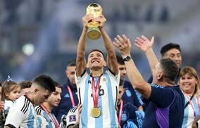 「何が起きている？」「どういうこと!?」優勝喜ぶアルゼンチン代表DFが謎の行動、ゴミ箱に頭からダイブ「W杯で優勝するとこうなるのか」