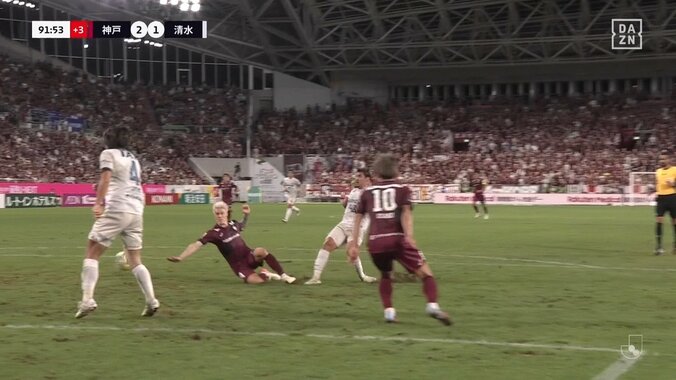 「何してんねん」神戸に逆転負けの清水守備陣にファン辛辣「ボロが出てきてる」味方同士が交錯→クリアミスからの失点に「責められない」と同情の声も 4枚目