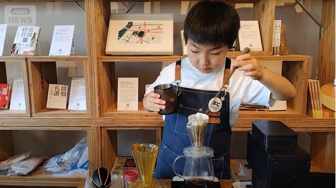 2024年8月24日、ハリー・ポッターの杖型のマドラーを使い、コーヒーを淹れる俊介さん