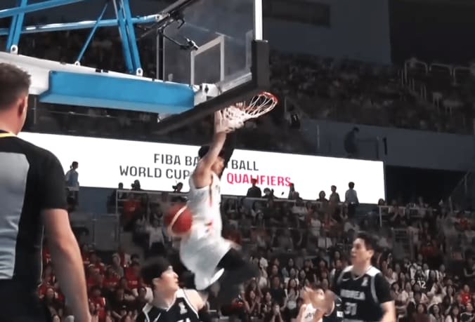 【写真・画像】【バスケ日韓戦】「おいおい誤審だろ」「1ミリ触ったかも」残り10秒の“微妙なビデオ判定”にファン論争！「マジで分からん」　1枚目