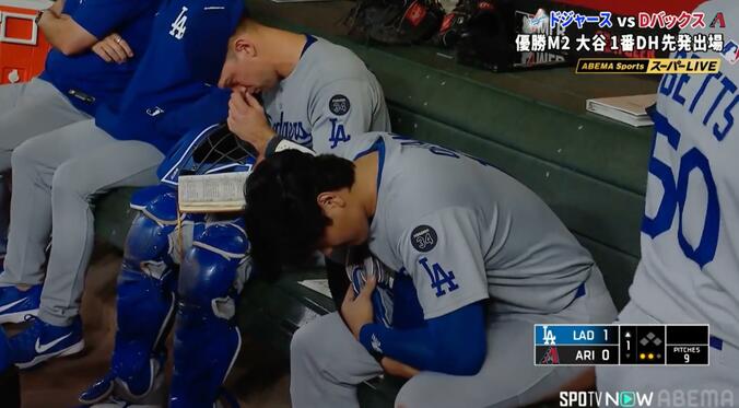 大谷翔平がベンチでうずくまり、肩で息をする様子