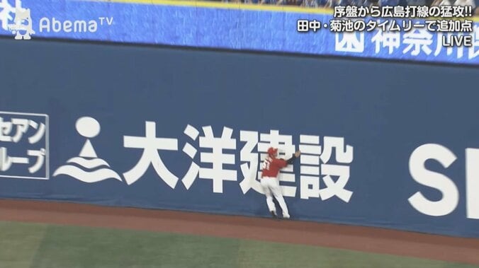 広島鈴木が右足首負傷で途中交代　外野フライ捕球後にアクシデント発生 1枚目