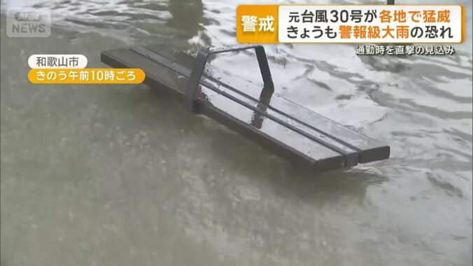 脚がほとんど見えなくなったベンチ