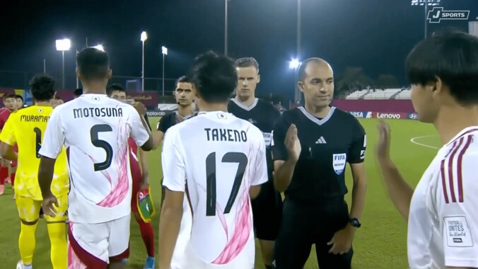 日本の選手たちは審判団とハイタッチをかわしたが…