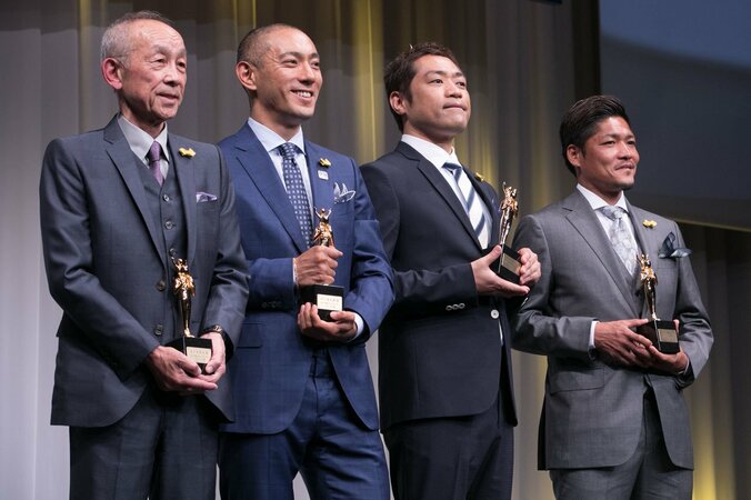 麻央から祝福も！ベスト・ファーザーに選ばれた市川海老蔵、肩車をするデザインのトロフィーに喜び 7枚目