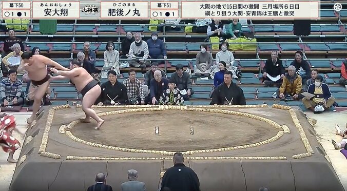 館内騒然！行司が力士に突き飛ばされるアクシデント 「すっごい吹っ飛んだ」「初めて見たかも」無事立ち上がり拍手受ける 3枚目