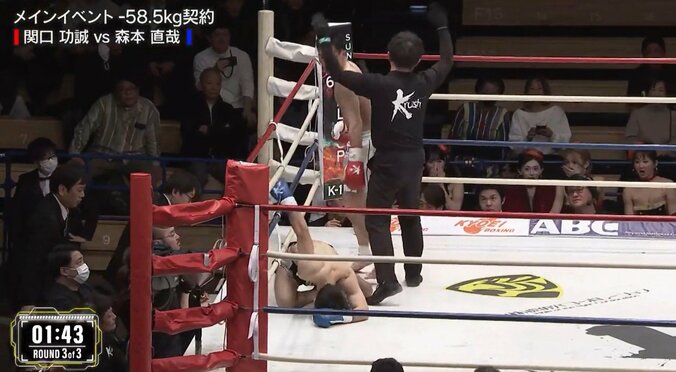 リングサイドのラウンドガールがお口あんぐり