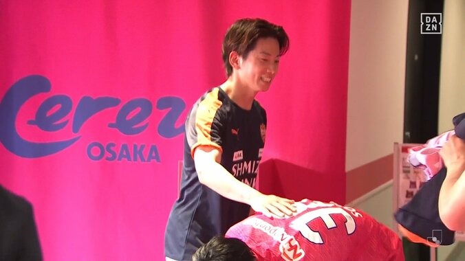 「清水エスパルス香川真司爆誕！？」「似合いすぎ」香川＆乾のユニ交換が話題沸騰「ゴージャスが過ぎる」柿谷、毎熊ら豪華“戦友”集合写真でファン歓喜 2枚目