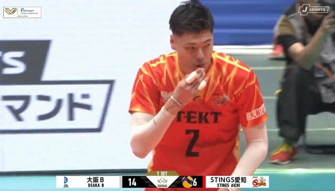 男子バレー、試合中にガムを…拾って食べるまさかの“珍光景” 「3秒ルールしてるw」「ガムを落としてまた…」熱戦最中に 4枚目