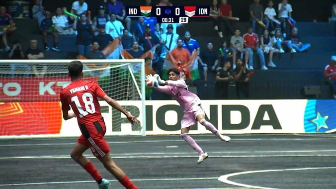 「何やってんだ！」GKが開始25秒で衝撃レッドカード…前代未聞の“エリア外パンチング”にネット騒然「ヘディングできたのでは？」「シュールすぎる」【キングスW杯】 3枚目