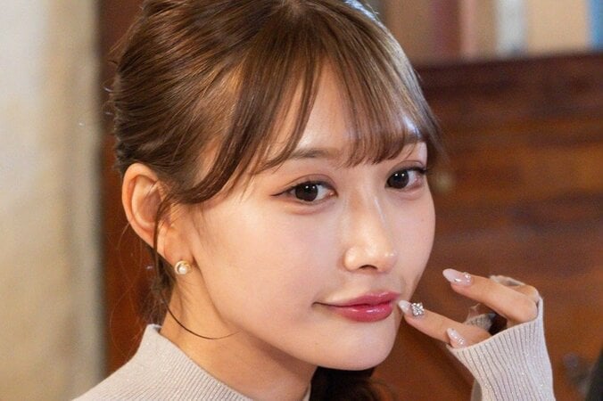 【写真・画像】9頭身美女と元JR駅員、夜の岩場で3度の“おかわりキス”「お姫様にします」　1枚目