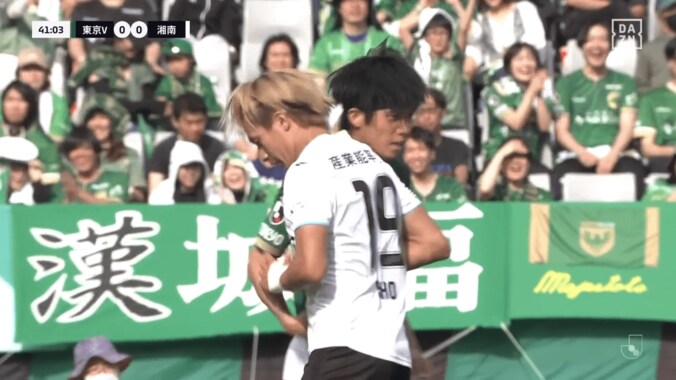 「泣ける…」Jリーグの“夢の兄弟対決”が胸熱！「母の日に最高のプレゼント」福田湧矢・翔生の激しいデュエル→ハイタッチ＆抱擁が話題「スラムダンクを思い出す」 5枚目