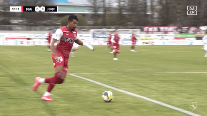 「恐怖映像…」岡山FWルカオの“重戦車ドリブル”にSNS震撼！「想像の４倍強い」「バケモノすぎて笑えてくる」日本代表級DFを連続で吹っ飛ばし川崎ファンも戦慄 4枚目