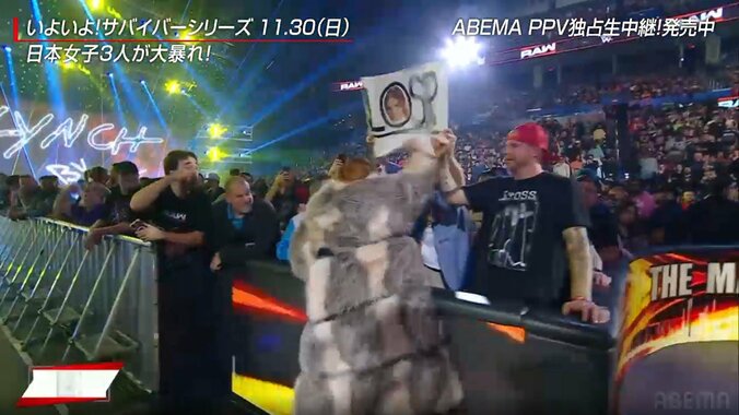 観客にイライラを爆発させるベッキー・リンチ