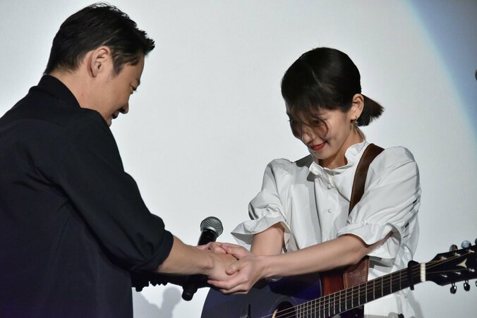 吉岡里帆、ギター片手に感涙の人生初ライブ！「涙が上がったり、下がったり」 4枚目