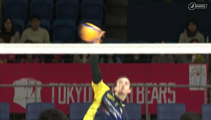 強烈かつ精密なサーブ