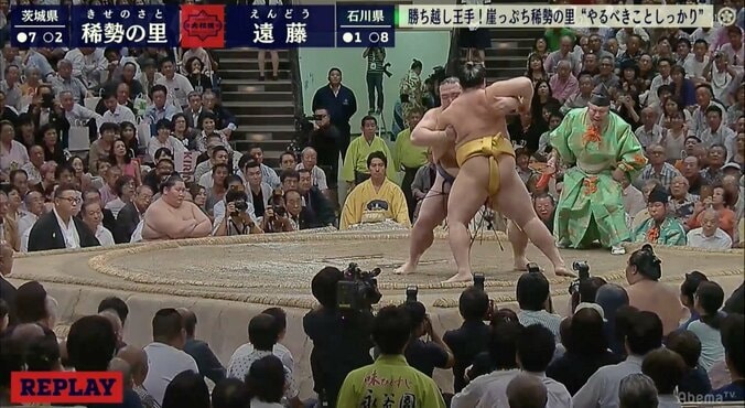 館内が騒然後、大歓声！　稀勢の里、“四度目”の立ち合いで遠藤を寄り切って勝ち越し 2枚目