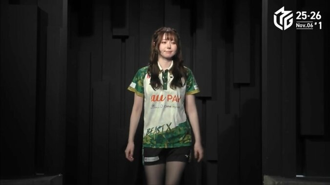 モデル級雀士・東城りおの美脚が際立つパンツスタイルのユニフォーム