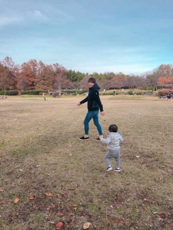本田朋子アナ、夫・五十嵐圭ら家族で公園を満喫「癒されます」「紅葉素敵」の声 1枚目