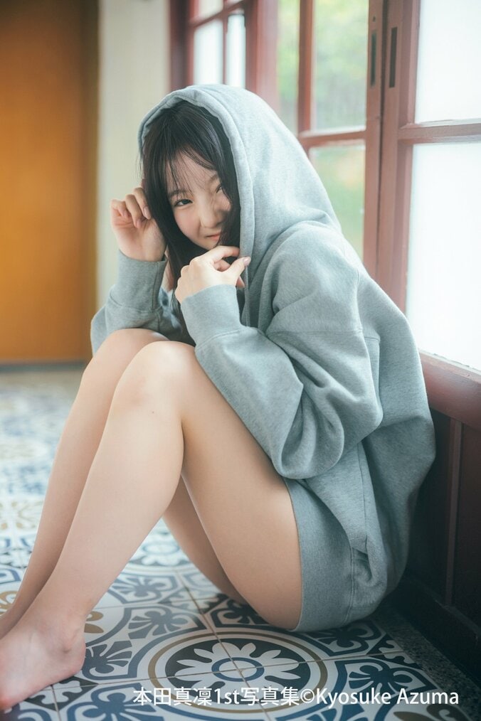 本田真凜がプールで優雅にたゆたう＆民宿でリラックス＆バレエスタジオでストレッチ 1st写真集から先行カット第2弾 3枚目