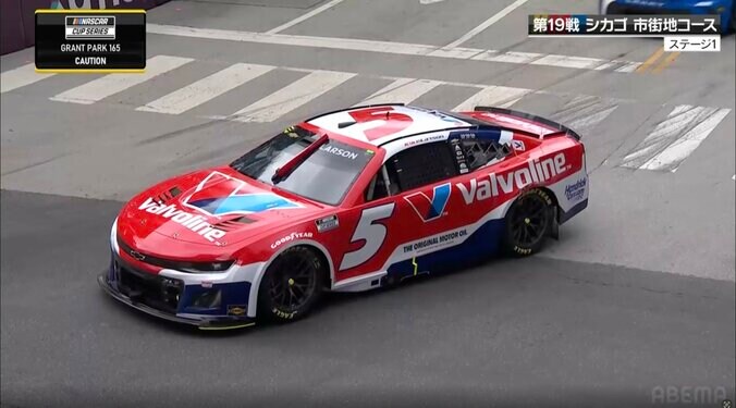 コース上に残された1台だけ残されたカイル・ラーソン