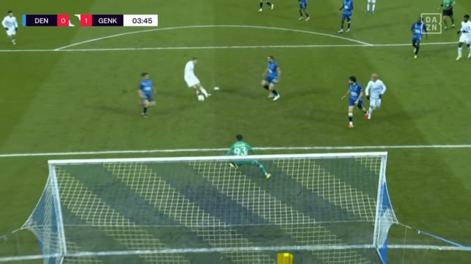 芸術的！伊東純也、“鮮やかアウトサイドパス”で今季初アシスト「綺麗な崩し」「速すぎる」パス＆ゴーから完璧連携 5枚目