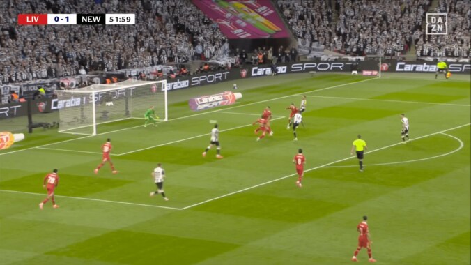 リヴァプール翻弄！“超絶ボレー弾”のニューカッスルFWに称賛続々「振りが速い」「イサクはハーランド級のモンスターに」“70年ぶりの優勝”値千金の一撃に現地ファンも感涙 3枚目