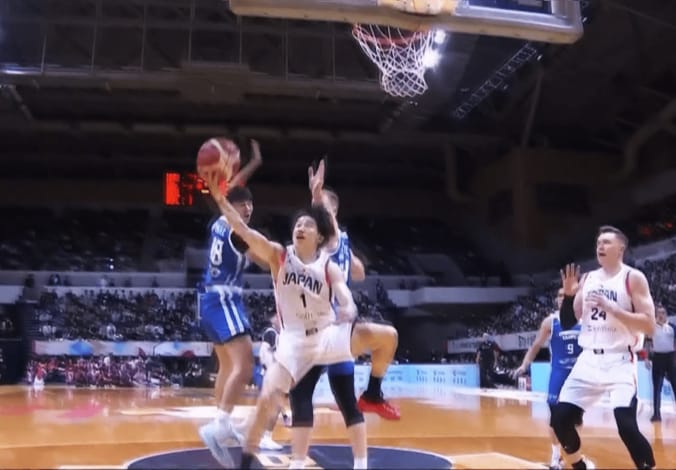 神業マジック！172cm日本代表PG、200cm超えダブルブロックを無効化「流川楓やん」「何回フェイク入れた？」齋藤拓実に解説・ファン驚愕【バスケＷ杯予選】 5枚目