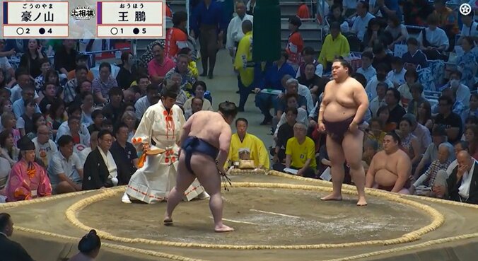 「すごい席ですね」大相撲、著名人が“特等席”で…「今日は一段と若々しく美しい」素敵な“孝行”にファン感嘆 2枚目