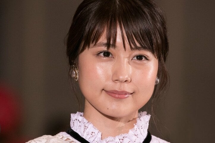 有村架純、谷間がのぞく“大人の色気”溢れるショットに反響「色っぽい」「妖艶でステキ」