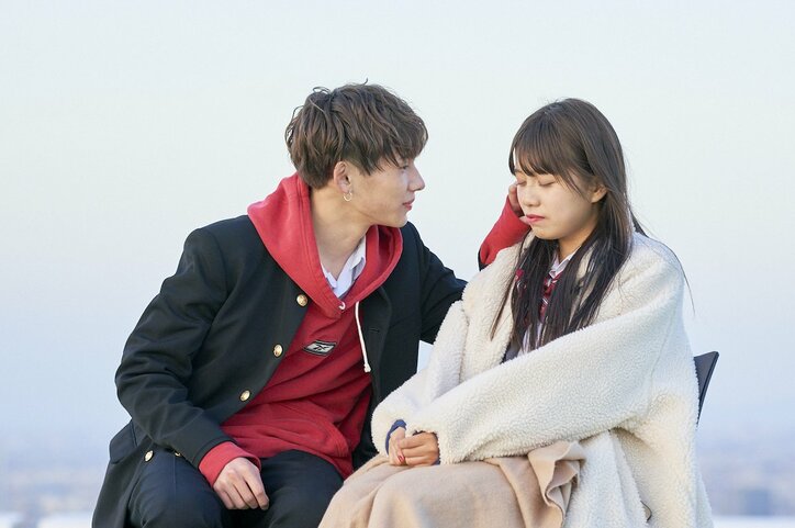 『恋ステ』とらい、ヒナの頬にキスし大照れ！幸せいっぱいの2人に胸キュン