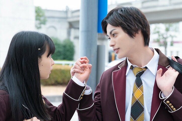 「何？見惚れてんの？」神尾楓珠が莉子に顎クイ 『ブラックシンデレラ』ドキドキな出会いをおさめた場面写真解禁