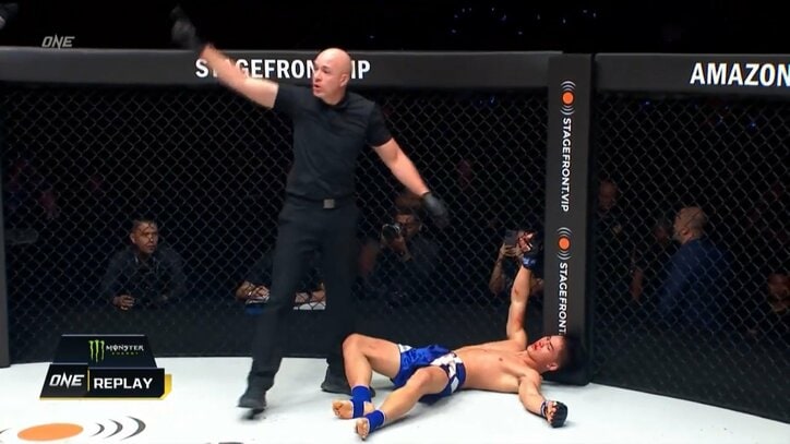 “空気イス状態”で失神の衝撃KO 追い打ちキックで糸が切れた人形のように崩れ落ちる様子に「意識ないのにとどめの…」放送席驚き