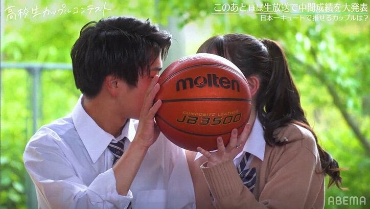 「顔めっちゃ近くする？」イケメン男子が教室で…高校生カップルがスクールラブ写真を撮影！