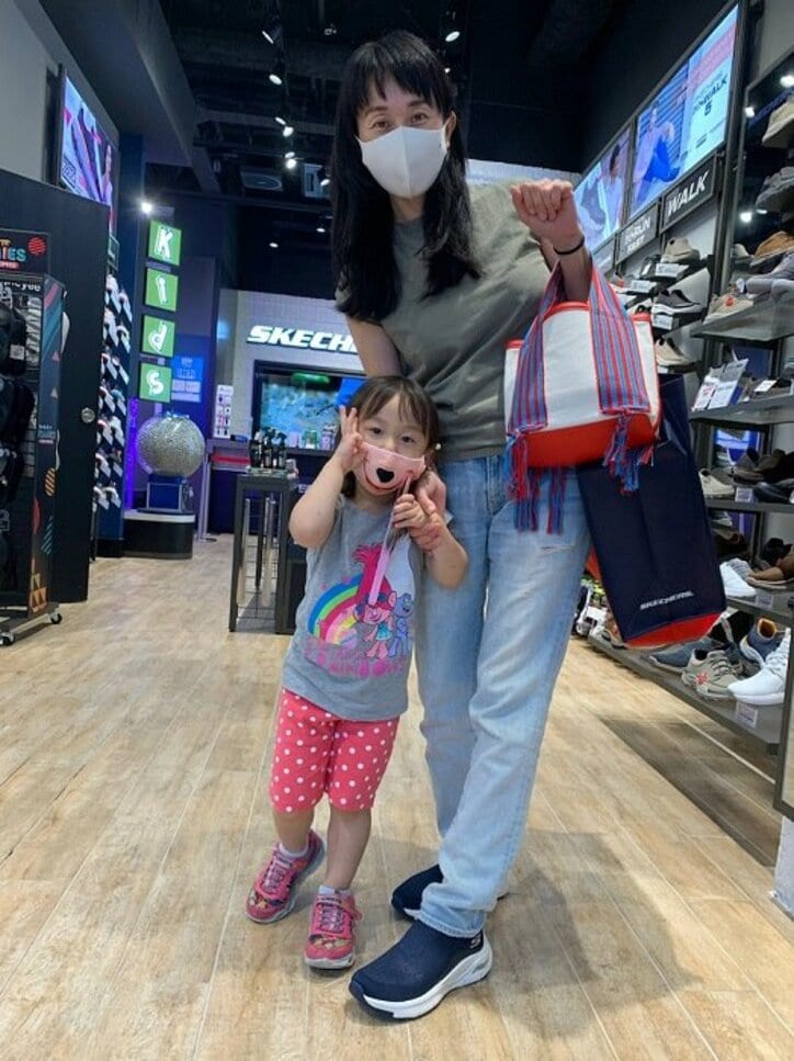 東尾理子、買い物で子ども達の靴を購入「好きな靴だと出発がスムーズで最高」