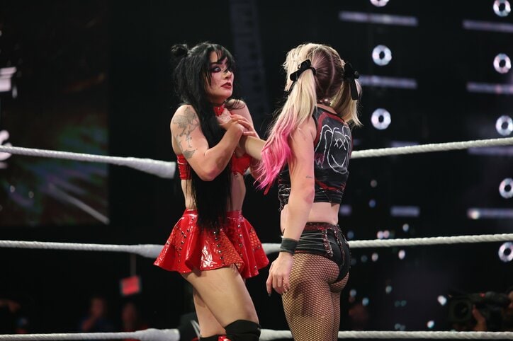 【映像】「ホラー人形」片手に…異質すぎる“ゴスロリ美女”の睨み合い