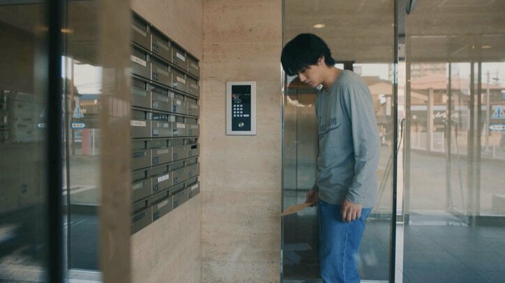 不倫相手の自宅に投函した“あるモノ”に戦慄！齊藤京子演じる不倫女子の行動が斜め上すぎる『泥濘の食卓』