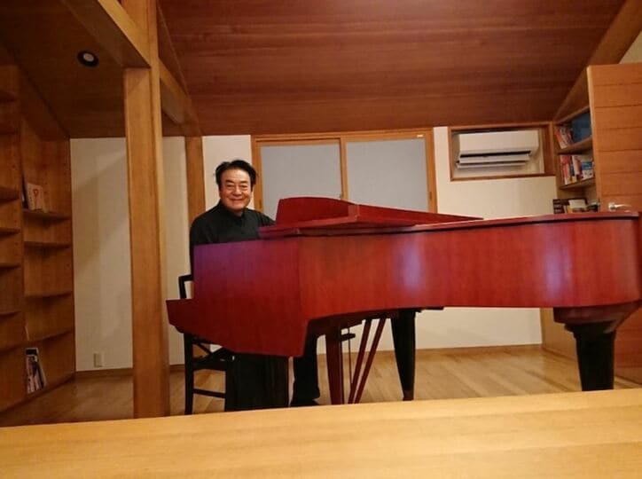 高橋英樹、自宅のグランドピアノを公開「素敵です」「学校の先生みたい」の声