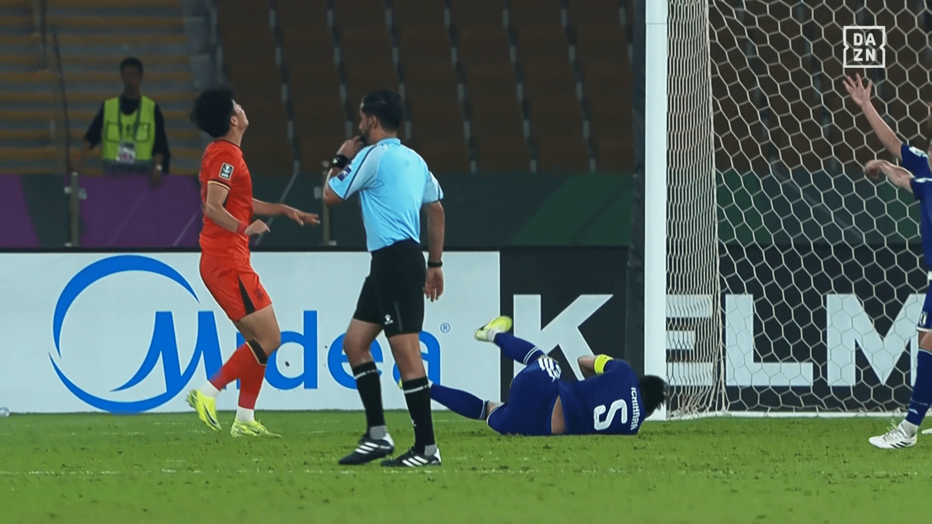 ヘッドバッドを食らって倒れ込む市原