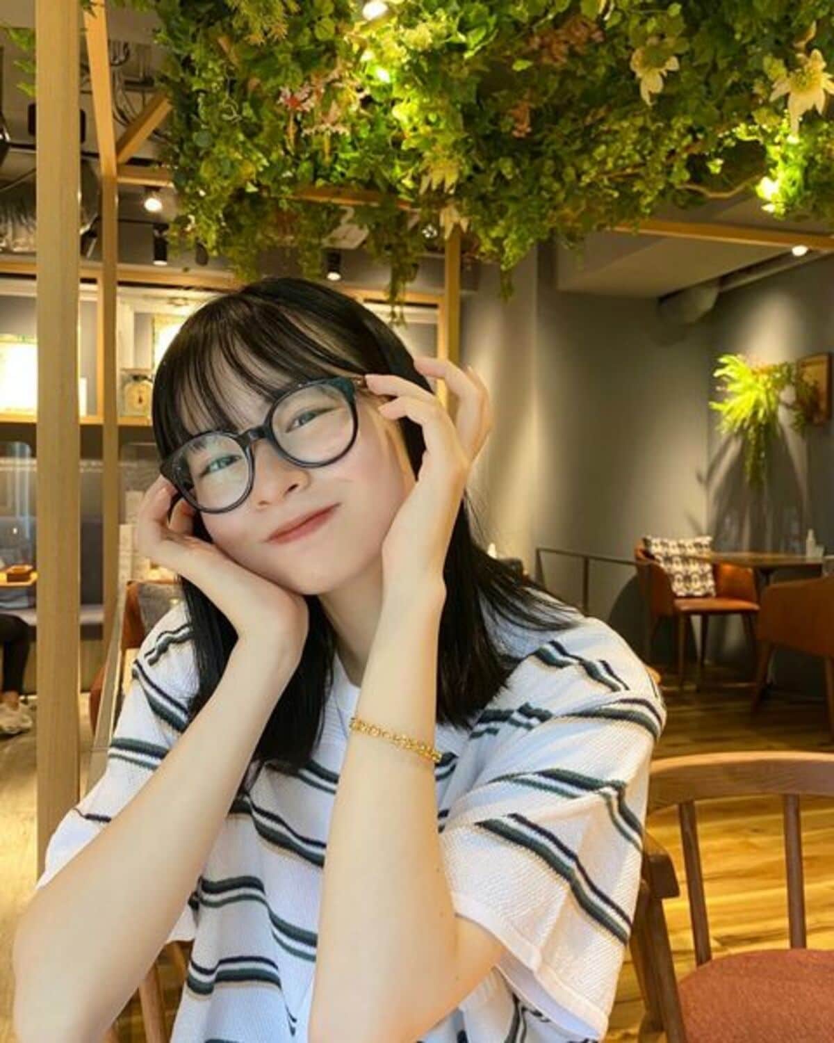 可愛すぎる」「ギャプ萌え」莉子の黒縁メガネ姿でのプライベート 