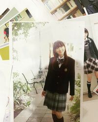 制服に身を包んで…飯豊まりえの“大人っぽい”10歳ショットに、吉岡里帆も「可愛い」と絶賛