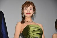 「とても素敵な舞踏会」明日花キララ、シックな白ドレス姿でルイ・ヴィトンのショーへ