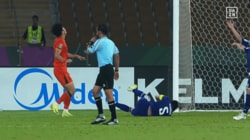 「謝れよ！」中国代表DF、日本代表DFに“後頭部ヘッドバッド”「ふざけるな」「審判さんどこ見てる？」ラフプレー＆まさかの判定にファン激怒【U23アジアカップ】