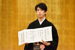 藤井聡太棋聖、人生初の就位あいさつで紋付袴「この経験を活かして成長したい」最年少タイトル獲得・棋聖の就位式に出席