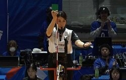 “正直”な女子バレー選手、脚光浴びて“もじもじ”かわいい照れ笑い グリーンカード提示での一コマにほっこり