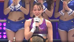 「サイズ感バグる」「ラウガデカい」ファン驚きの光景 腹筋バキバキ“最軽量級”新女王が誕生での一コマ