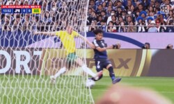 ギュインッ！ 三笘薫、“超加速”の縦突破が脚光「何度見てもすごい」「敵からしたら怖すぎやろ」小野伸二も「あれで抜けちゃう」と驚愕